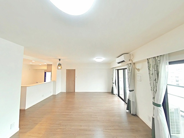 アルファステイツ表町の居間・リビング|20帖あるLDKは、家族団らんの空間に。
家具レイアウトも自由自在です♪