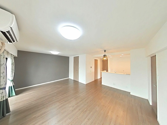 アルファステイツ表町の居間・リビング|グレーのアクセントクロスが映える空間です！