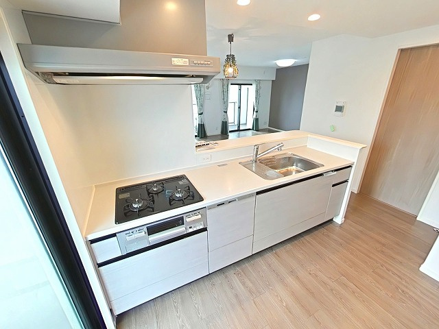 アルファステイツ表町のキッチン|カウンターキッチン+3口コンロで家事効率の良いキッチンスペースです♪