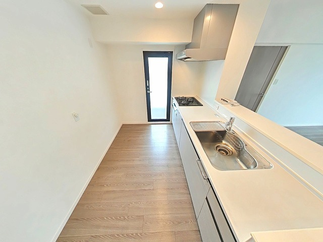 アルファステイツ表町のキッチン|キッチン横には勝手口があり、バルコニーへの出入りもラクラクです！