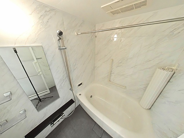 アルファステイツ表町の浴室|大理石柄の映える、ラグジュアリーな浴室です。
