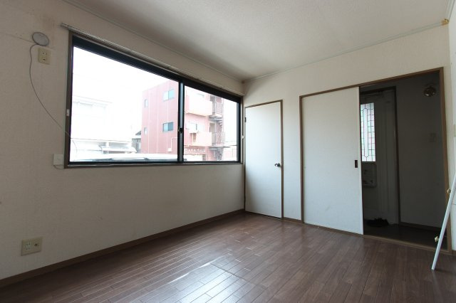 パティオ山下の洋室