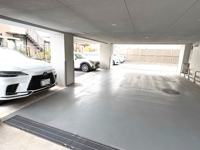 プラウド横濱白楽ディアージュの駐車場