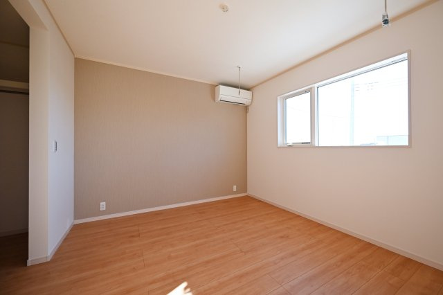 【洋室】 | 太田市東別所町   ファイブイズホーム | 寛ぎの時間を紡ぎだす主寝室。大型ベッドを置いても余裕です。