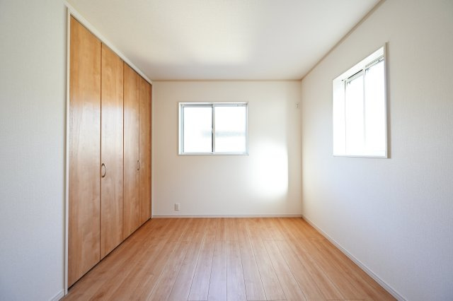 【洋室】 | 太田市東別所町   ファイブイズホーム | 2面採光の洋室は日当たりがよくあったか♪