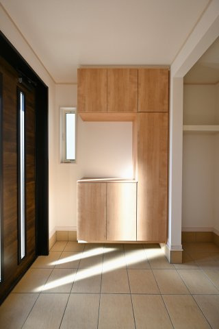 【玄関】 | 太田市東別所町   ファイブイズホーム | 大型のシューズボックスがあるので、家族全員の靴をしっかり収納！玄関スッキリ！