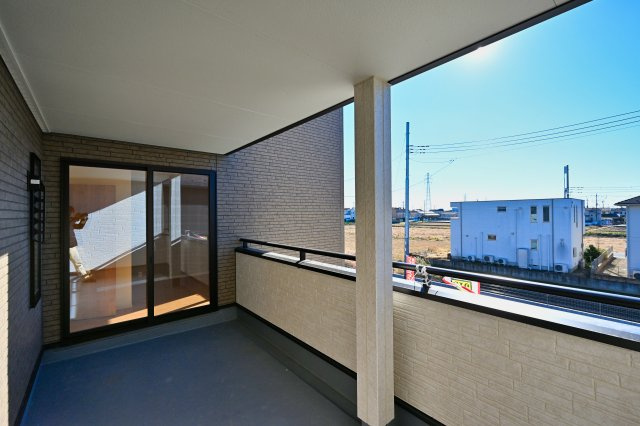 【バルコニー】 | 太田市東別所町   ファイブイズホーム | 屋根付きワイドバルコニーなので、急な雨の時も安心♪竿受けも設置済み！