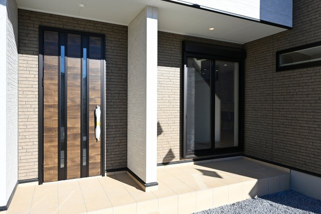 【玄関】 | 太田市東別所町   ファイブイズホーム | 玄関はディンプルキー＆ダブルロックドア採用で防犯対策もバッチリです！