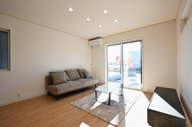 【居間・リビング】 | 太田市東別所町   ファイブイズホーム | 日当たりがよく広いリビングは家族が自然と集まる居心地の良い空間です♪