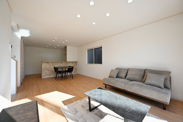 【居間・リビング】 | 太田市東別所町   ファイブイズホーム | 家具が入っており生活イメージがしやくなっております