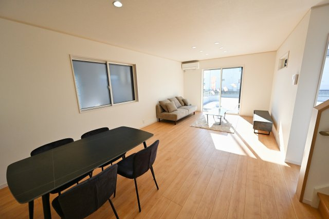 【居間・リビング】 | 太田市東別所町   ファイブイズホーム | キッチンからダイニング・リビングまで一直線の間取りです