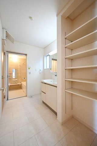 【独立洗面台】 | 太田市東別所町   ファイブイズホーム | 3面ミラーの後ろは収納スペースを完備。生活感のあるものは隠して、スッキリシンプルな洗面台に！