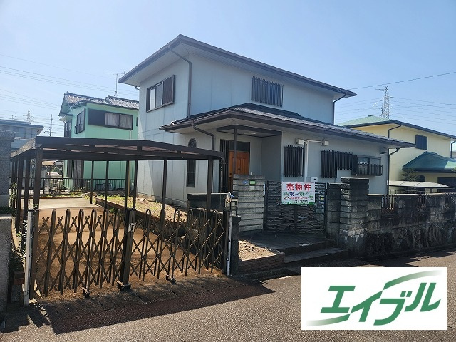 小牧市古雅3丁目　中古戸建の外観|令和6年12月ハウスクリーニング・白蟻防除工事済
駐車3台可能（車種による）・軽量鉄骨造り