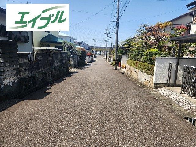 小牧市古雅3丁目　中古戸建の前面道路含む現地写真