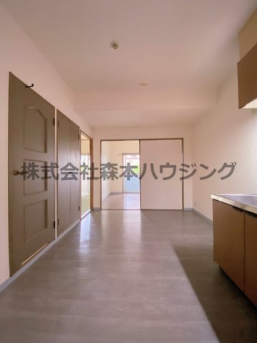 【居間・リビング】 | 　グランドヴィラ香里 | 使いやすい居間です