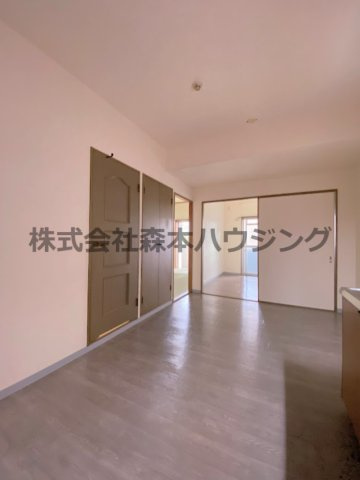 【居間・リビング】 | 　グランドヴィラ香里 | ゆったり過ごせる居間です