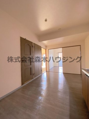 【居間・リビング】 | 　グランドヴィラ香里 | ゆったりとした居間です