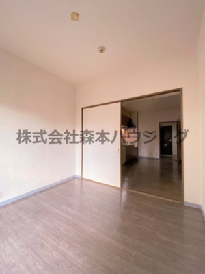 【洋室】 | 　グランドヴィラ香里 | 落ち着いた色調の洋室です