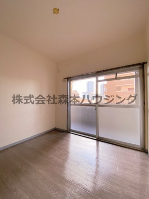 【洋室】 | 　グランドヴィラ香里 | リビングスペース代わりに使えそうな洋室です