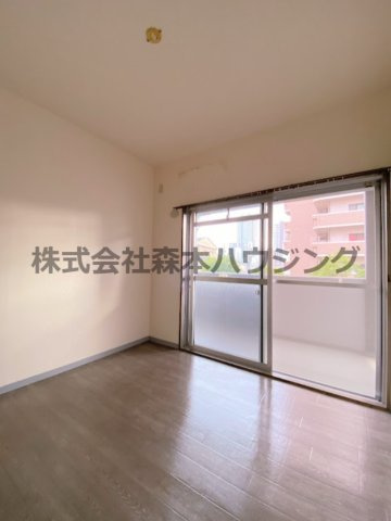 【洋室】 | 　グランドヴィラ香里 | リビングスペース代わりに使えそうな洋室です