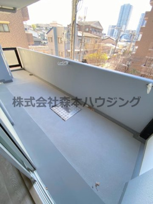 【バルコニー】 | 　グランドヴィラ香里 | 暖かな日差しのふりそそぐバルコニー