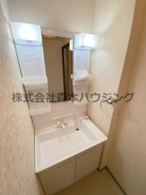 【独立洗面台】 | 　グランドヴィラ香里 | 独立洗面台、小物を置くことができて便利です