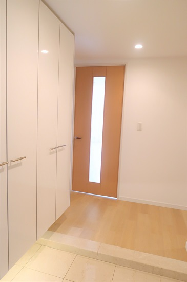 新宿区河田町の賃貸マンションの玄関
