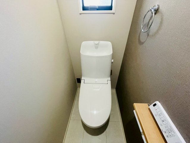 タマタウン　岐阜市上土居第６　全２区画分譲のトイレ|超節水型の水洗トイレを標準採用。汚れが付きにくいコーティング加工で、いつでも清潔に保てる便座を装備。