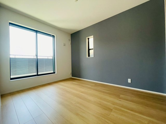 タマタウン　岐阜市上土居第６　全２区画分譲の寝室|全居室にたっぷり収納できる大型収納を設置。窓ガラスは断熱性能や結露防止効果の高いペアガラスです。