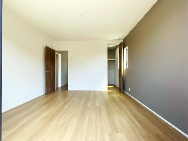 タマタウン　岐阜市上土居第６　全２区画分譲の洋室|建具やクロスなどをトータルデザインでコーディネートしており、室内に落ち着きと安らぎを与えてくれます。