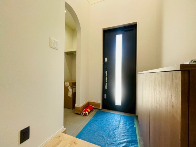 タマタウン　岐阜市上土居第６　全２区画分譲の玄関|大容量のシューズ収納付きで玄関周りもすっきり！玄関ドアからの光が玄関ホールを明るくしてくれます。