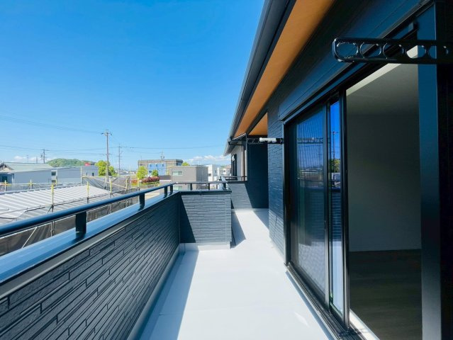 タマタウン　岐阜市上土居第６　全２区画分譲のバルコニー|バルコニーは南向きで洗濯物もよく乾きます！強度と表面積硬度を持つFPRで防水しています。