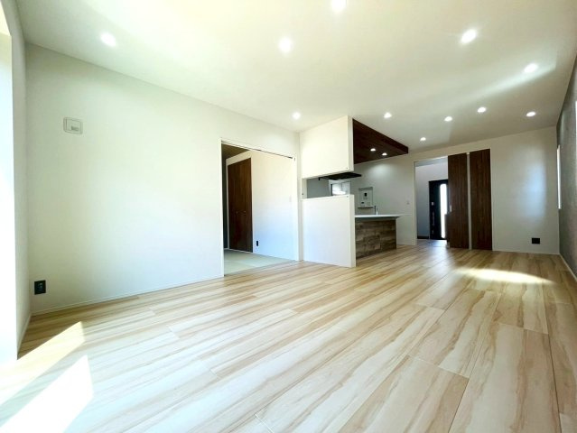 タマタウン　岐阜市上土居第６　全２区画分譲の居間・リビング|最高級グレードの床材グラフィアート仕様。家族が増える事を考えて約20帖近くの広さにこだわっています
