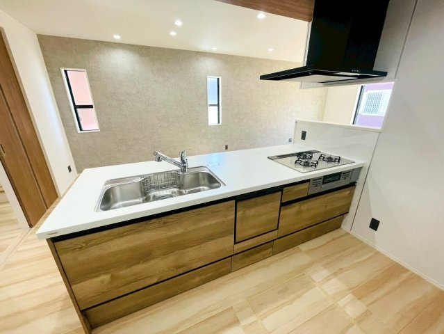 タマタウン　岐阜市上土居第６　全２区画分譲のキッチン|カウンタースペースがついた広々キッチン。浄水器組込み水栓でシンクまわりがスッキリお使いいただけます
