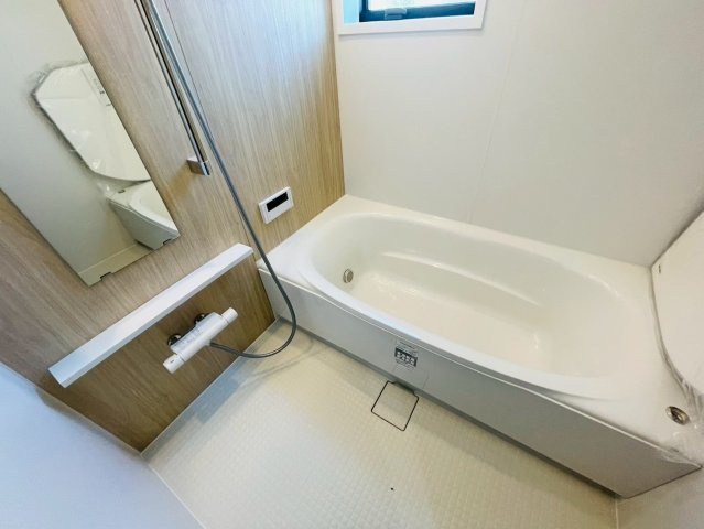 タマタウン　岐阜市上土居第６　全２区画分譲の浴室|雨天時の洗濯物も安心な換気暖房乾燥機も完備。お子さまやお年寄りが入浴しやすい、あんしん設計です。