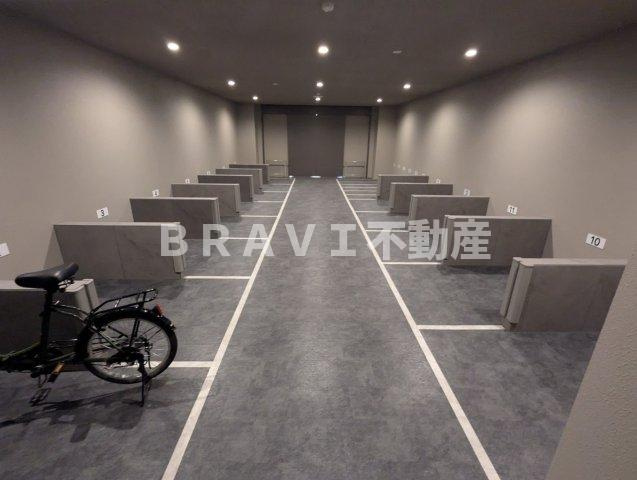 シスネ難波宮 BRAVI不動産の駐車場