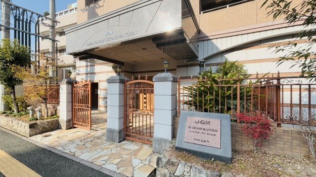 JGMロイヤルガーデン白川公園のエントランス