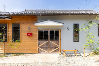 【エントランス】 | ひとつ屋根の下、人が集まるあたたかな雰囲気のこの場所で自分のお店を構えてみませんか？まずはお問い合わせを！！