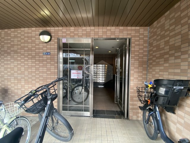 東大阪市下小阪５丁目の賃貸マンションのエントランス