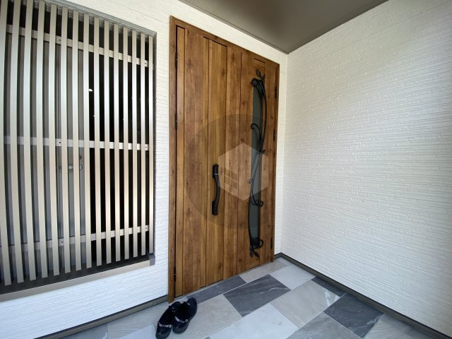 クリエオーレ菱江2のエントランス