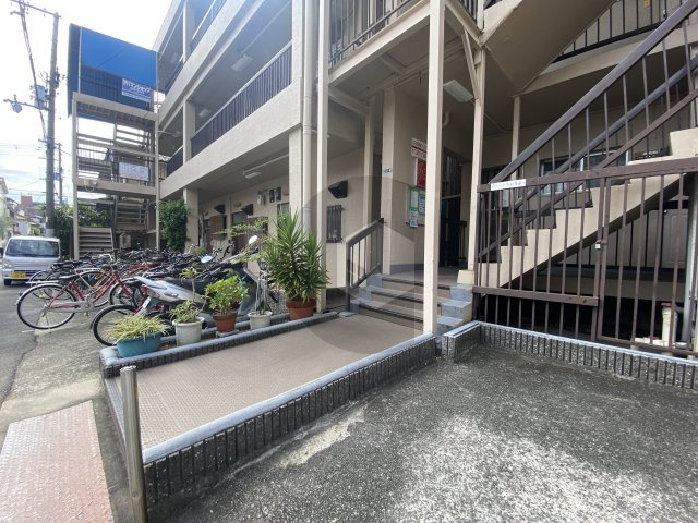 HY宝持マンションのエントランス