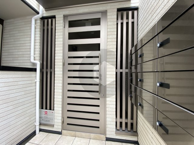 東大阪市岩田町５丁目のアパートのエントランス