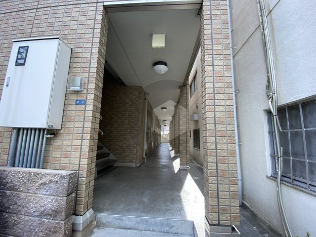 東大阪市上小阪２丁目のハイツのエントランス