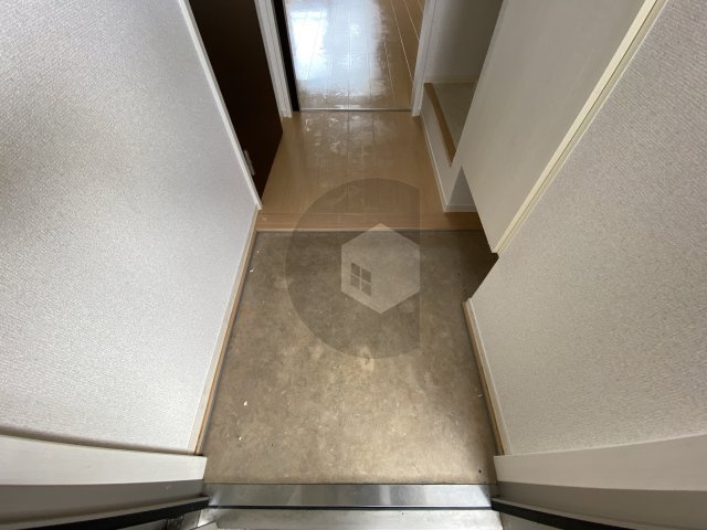 東大阪市上小阪２丁目のハイツの玄関