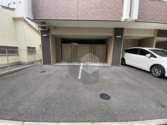 エミール布施の駐車場