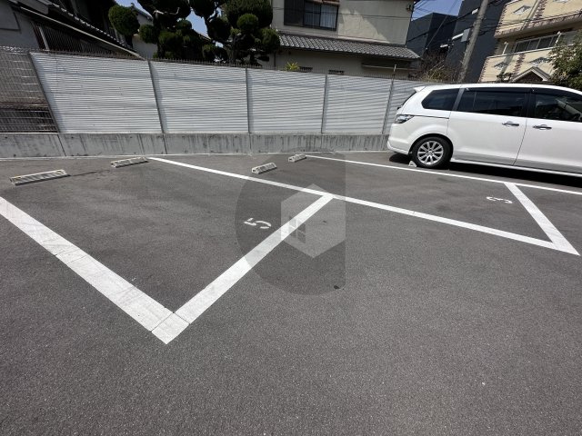 ハイツニッサクの駐車場