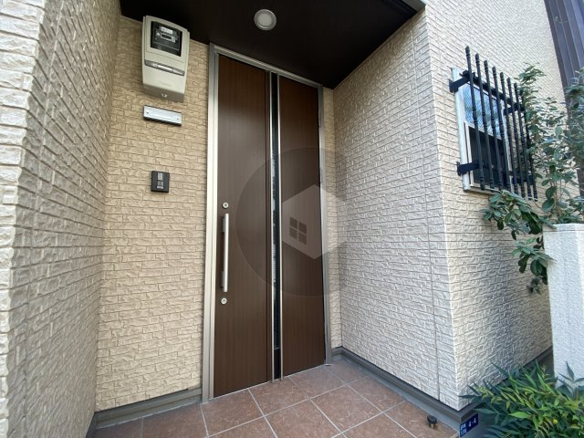 足代南戸建貸家D棟のエントランス