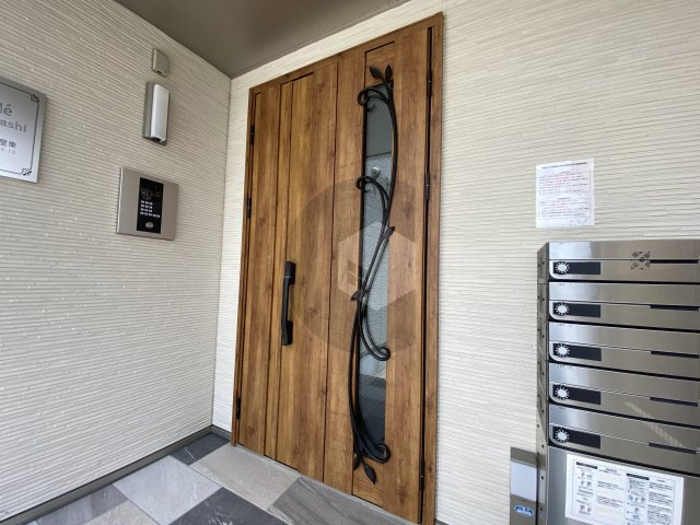 クリエオーレ菱屋東のエントランス