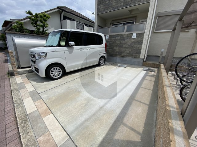 クリエオーレ菱屋東の駐車場