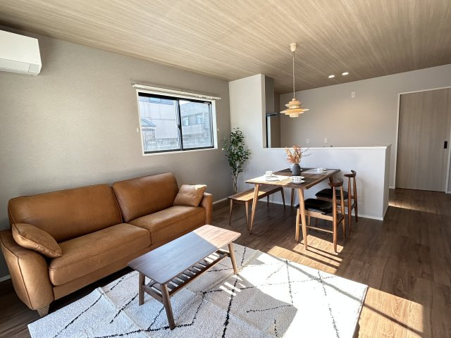 羽ノ浦町古庄大坪原建売住宅(太陽光発電6.750kW)の居間・リビング